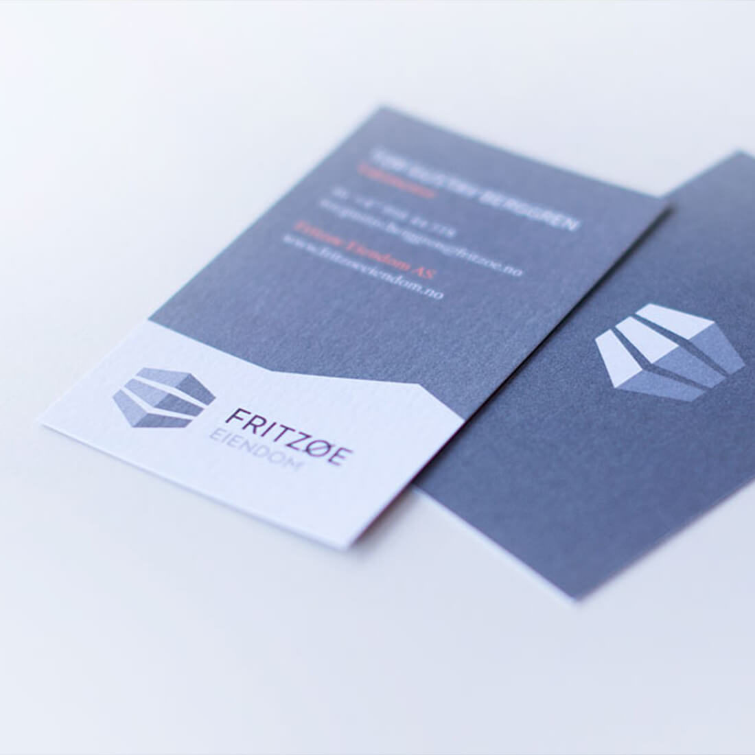 To stykk visitkort med Fritzøe Eiendom logo forside + bakside