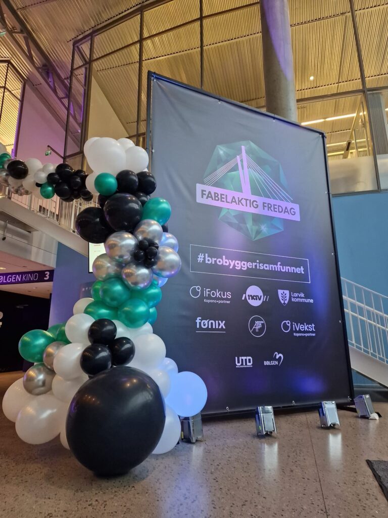 Pressevegg Fabelaktig Fredag i Larvik med ballonger