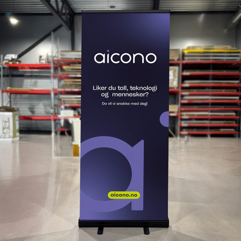 Rollup 85x200cm for Aicono med sort kassett - satt opp i produksjonslokalene til UTD Reklameprodusenten