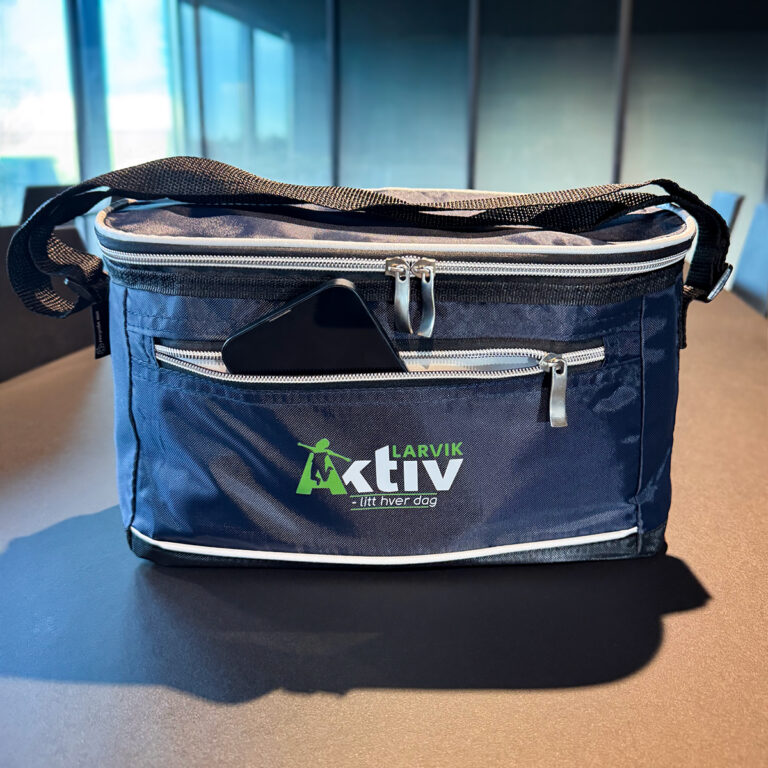Liten blå kjølebag med skulderreim og logo - Aktiv Larvik