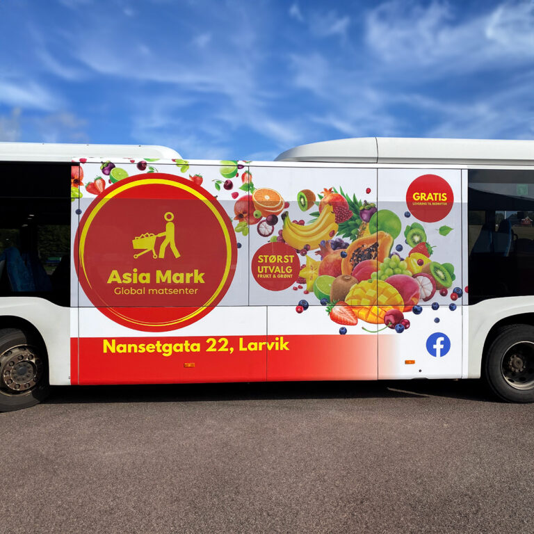 Hvit buss sett fra siden med et stort reklamefelt av printet folie for Asiamark. Bussreklame fra UTD Reklameprodusenten
