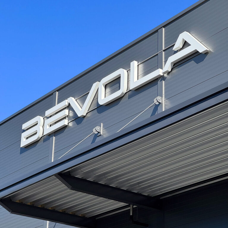 LED-skilt, lysskilt på utvendig fasade - Bevola, fasadeskilt