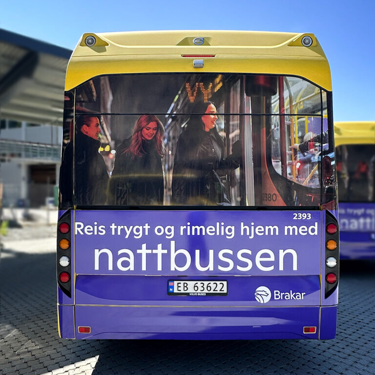 Nærbilde av foliert bakside på en buss for Brakar - Nattbussen