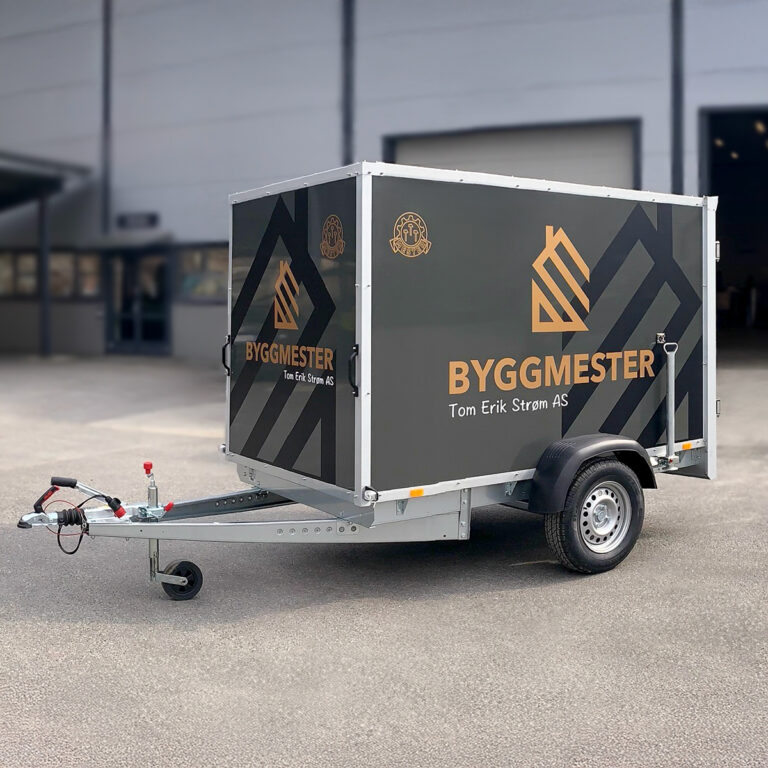 Helfoliert kassehenger med grå bakgrunnsfarge og sorte detaljer. Logo i brunt for Byggmester Tom Erik Strøm AS