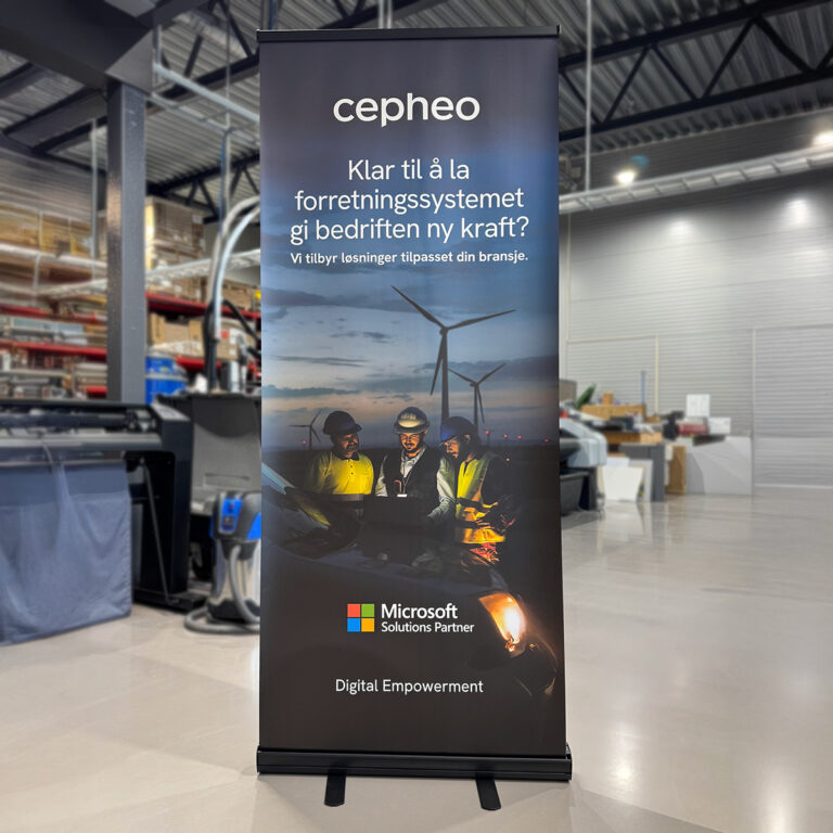 Rollup 85x200cm med sort kassett montert opp i produksjonslokale hos UTD Reklameprodusenten - Kunde: Cepheo