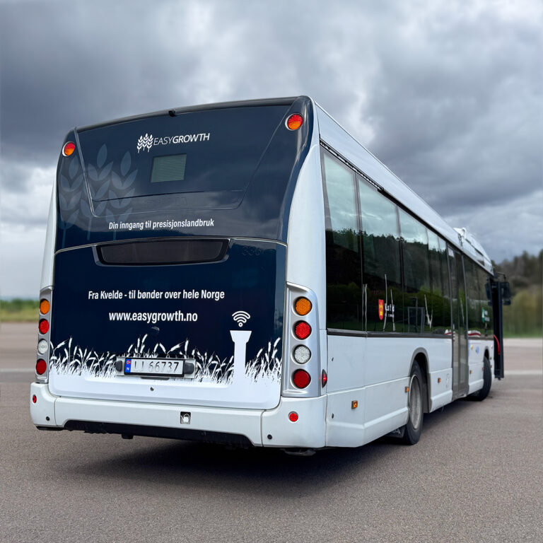 Bakside av buss med heldekket foliert reklame. Baksiden er foliert med bilfolie og oneway vision på vinduer. Kunde: Easygrowth AS