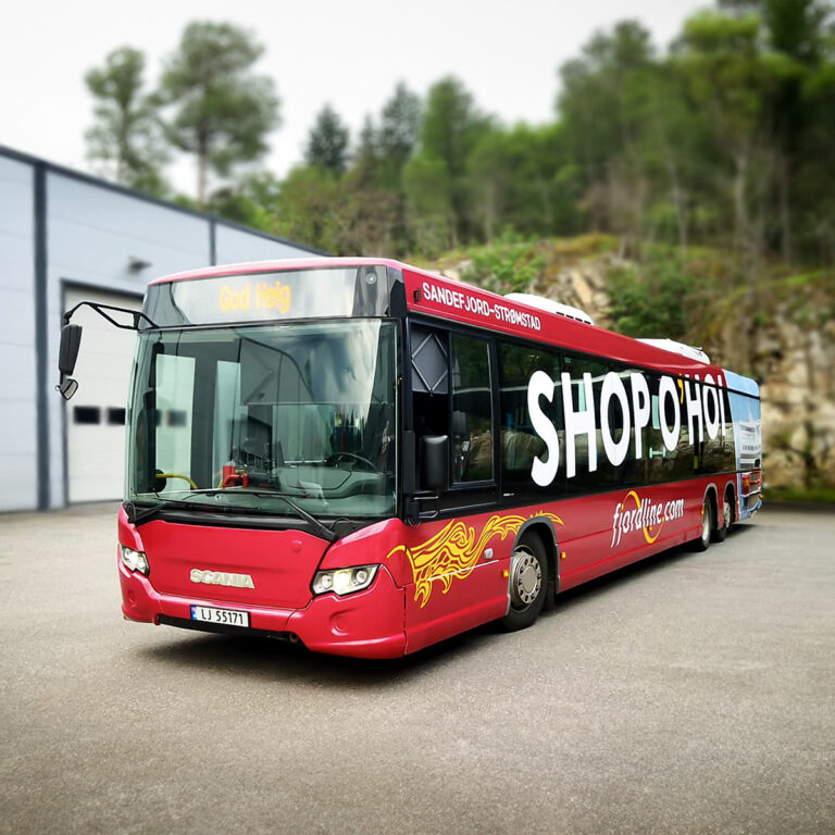 Buss sett forfra med helfoliert budskap fra Fjordline. Rød folie med utskåret tekst og budskap - Shop O' Hoi
