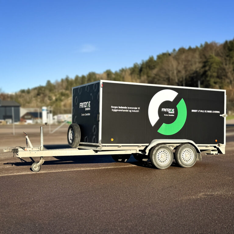 Stor kassehenger helfoliert i matt sort med hvit utskåret folietekst og Fritzøe Engros logo