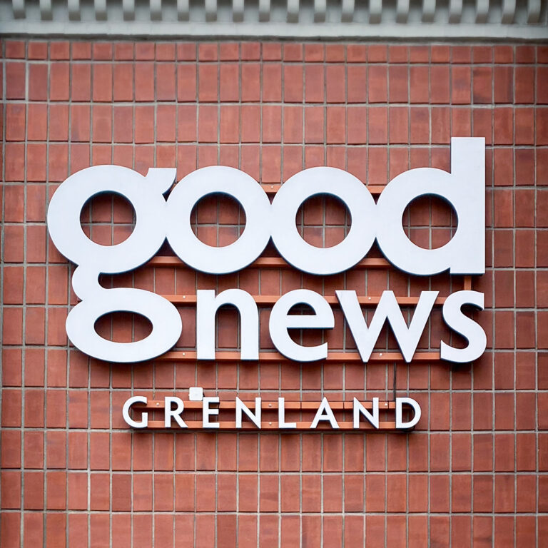 Nærbilde av hvitt LED-skilt på murstein for Goodnews Grenland