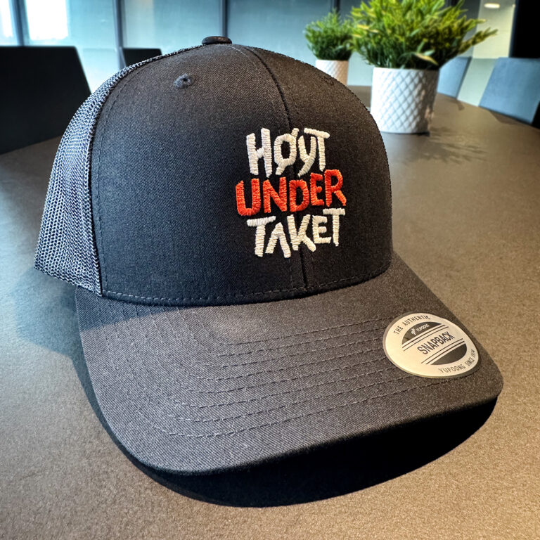 Sort trucker caps, snapback med brodert logo i front - Høyt Under Taket