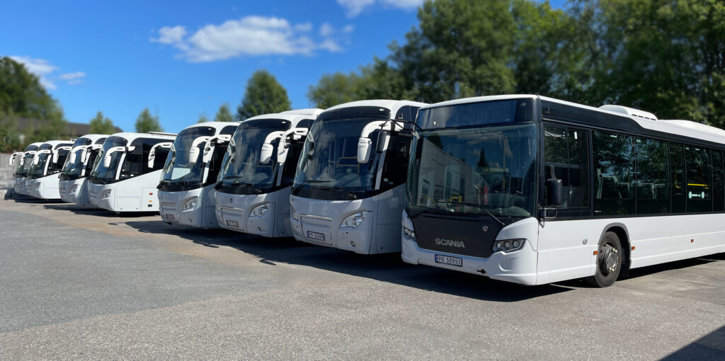 Helfoliering av buss – over 80 rutebusser levert innen skolestart