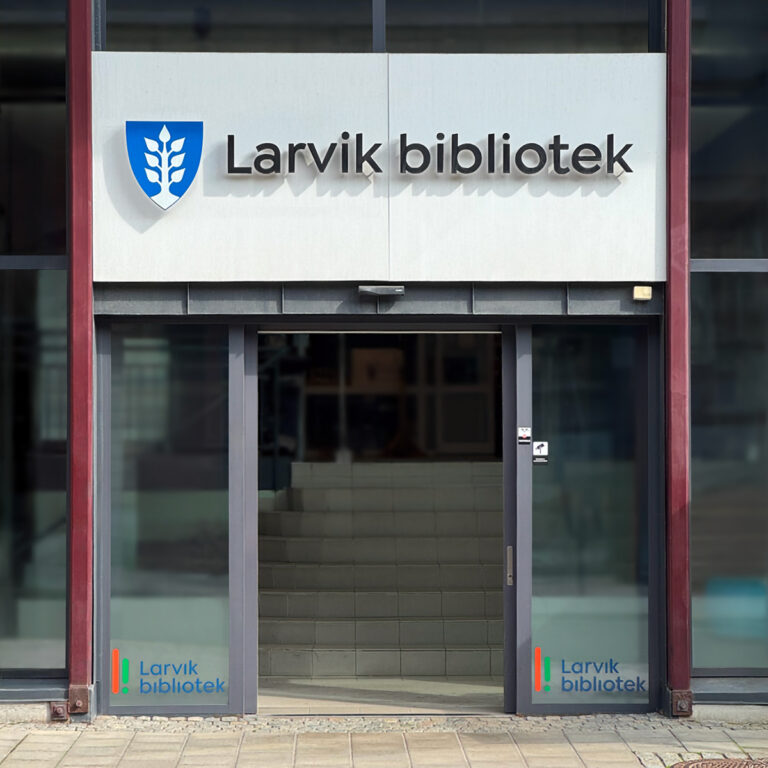 LED-skilt med Larvik Bibliotek logo over inngangsparti med skyvedører
