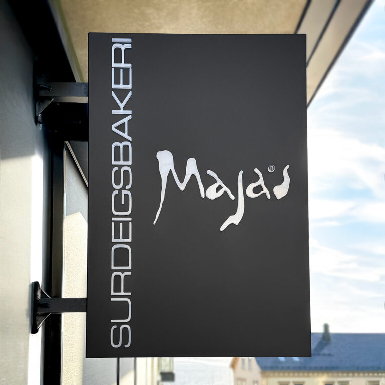 Sort uthengsskilt med LED-lys for Majas Surdeigsbakeri i Larvik