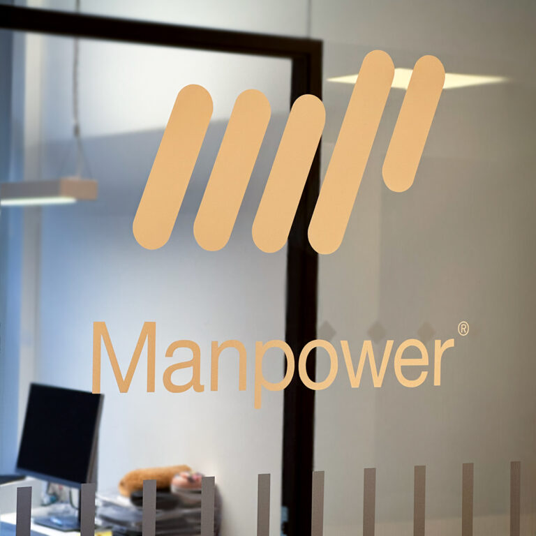 Nærbilde av utskåret folie på glass for Manpower