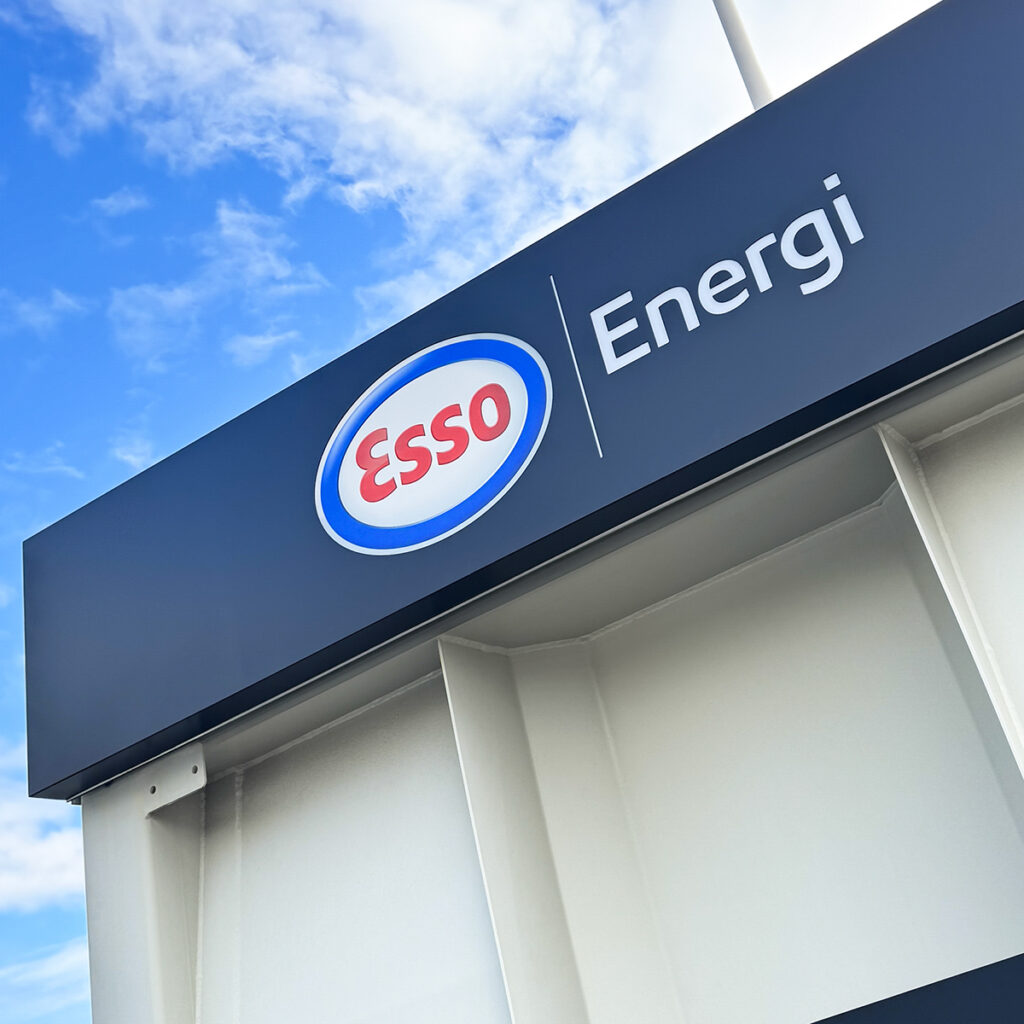 LED-skilt baldakin i sort med Esso Energi logo på en pumpestasjon for diesel