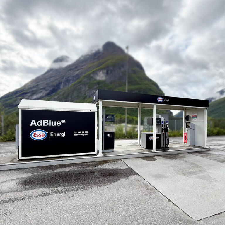 Pumpestasjon for Esso Energi i Sunndalsøra. Sort folie med printet logo og lysskilt baldakin