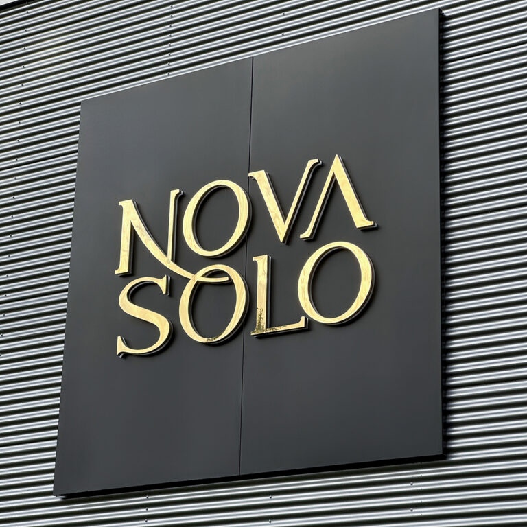 Nærbilde av LED lysskilt på fasaden til Novasolo i Larvik