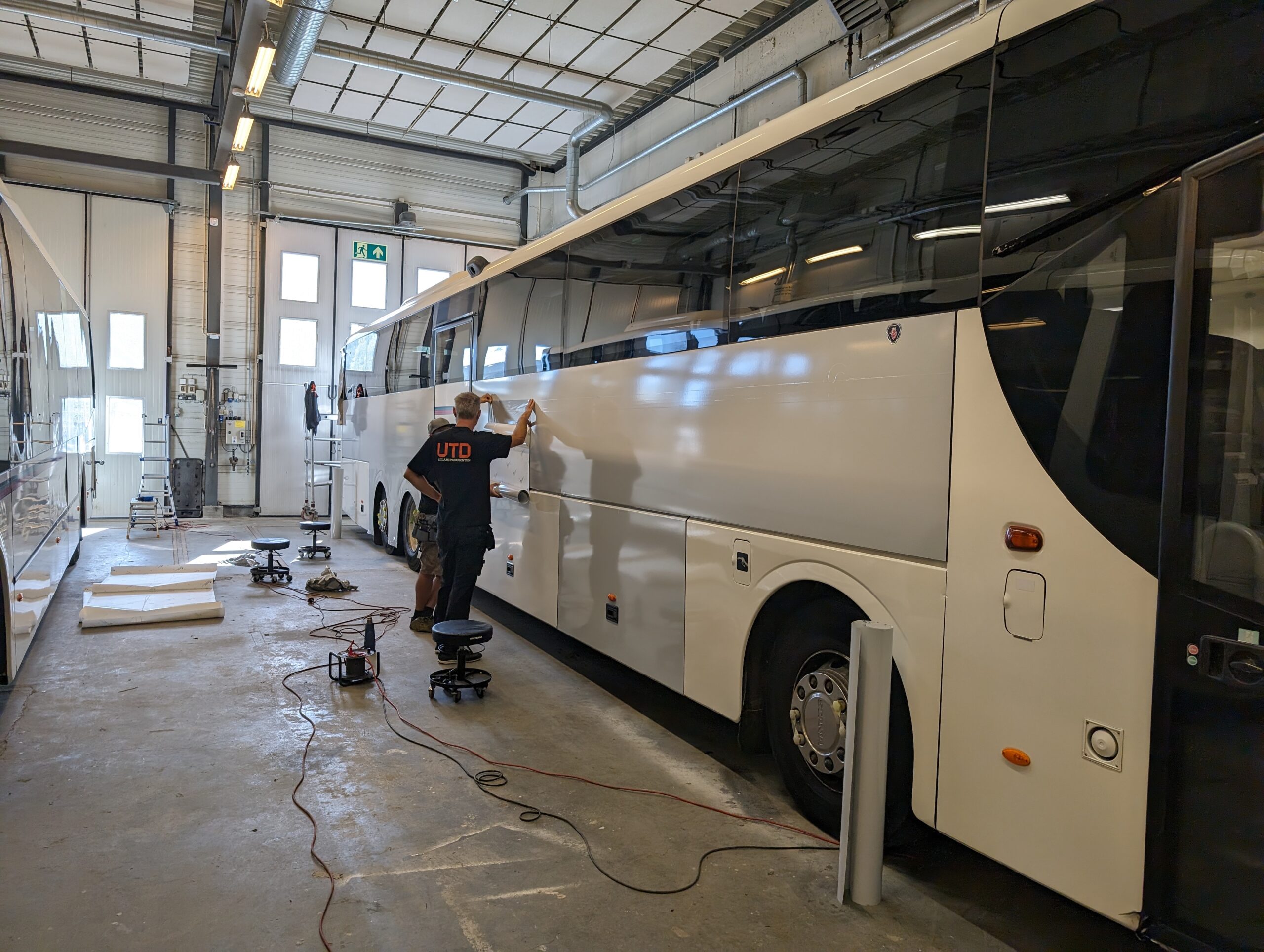Montering av 3M folie på rutebuss, helfoliering for kollektivtrafikk