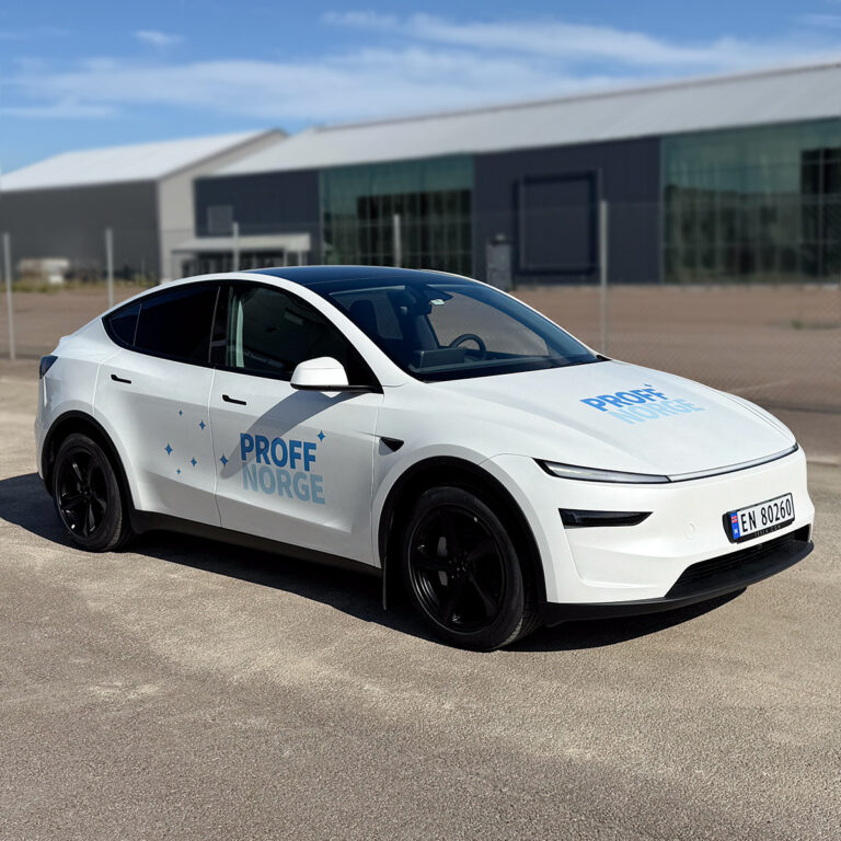 Hvit tesla med bilreklame for Proff Norge. Logoen er blå.