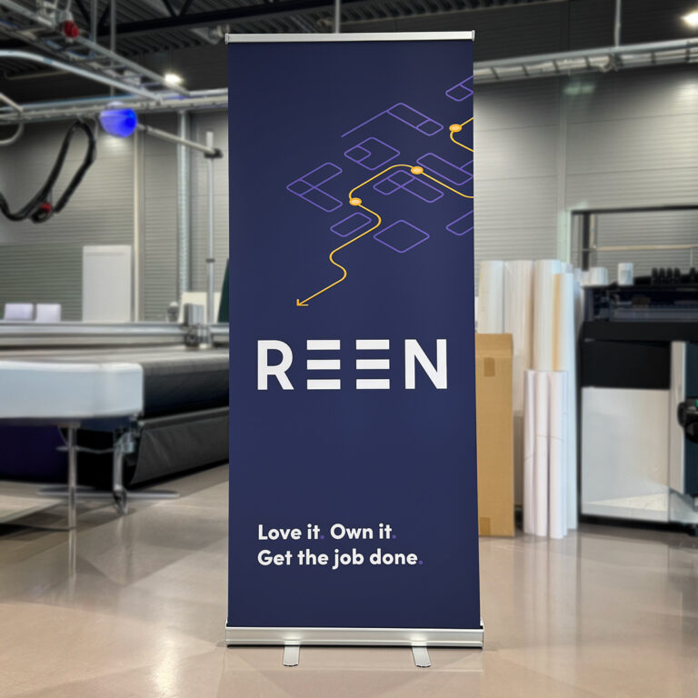 Rollup 85x200cm med motiv. Lilla bakgrunn med Reen logo