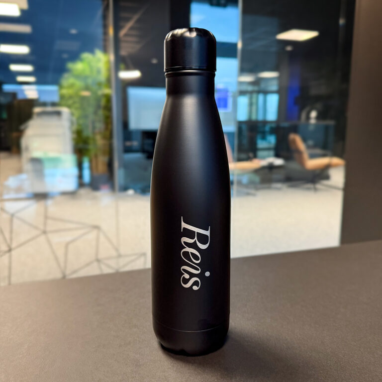 Sort thermoflaske, drikkeflaske i aluminium med lasergravert logo - Reis