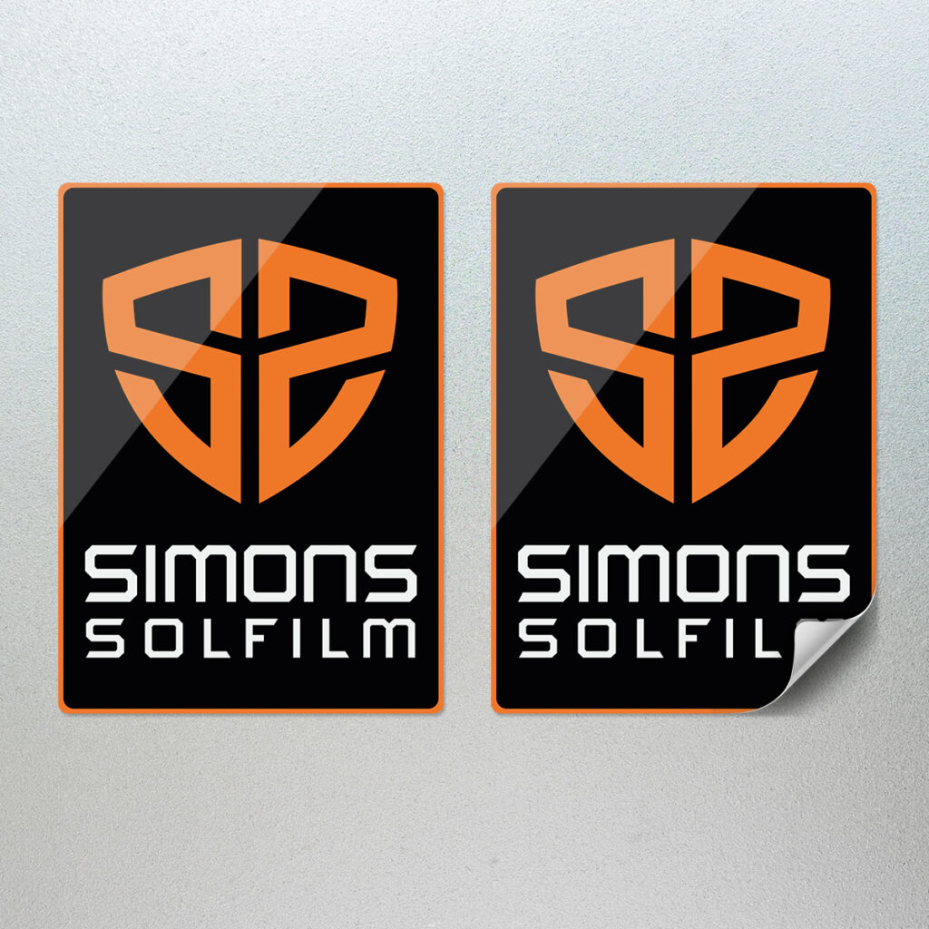 Sorte klistremerker på hvit bakgrunn med printet logo for Simons Solfilm