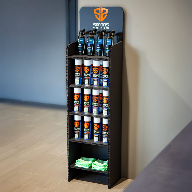 Sort displayhylle i ReBoard med produkter fra Simons Solfilm