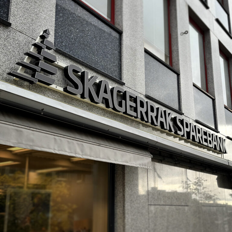 Nærbilde av LED-skilt på fasade av Larvikitt for Skagerrak Sparebank