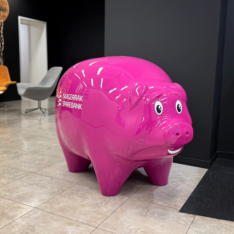 Rosa stor sparegris lakkert i rosa med utskåret hvit folie logo - Skagerrak Sparebank