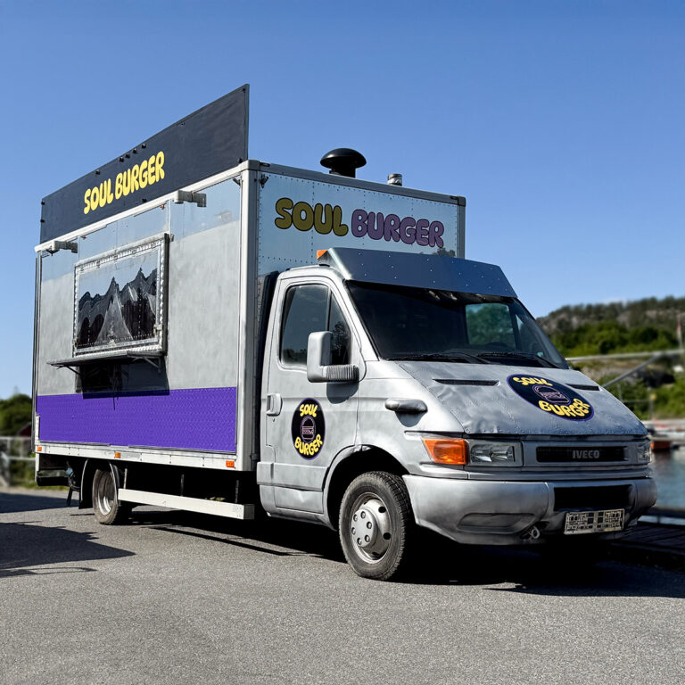 Gammel Iveco Foodtruck med foliedekor og bilfolie for Soul Burger stående på havna