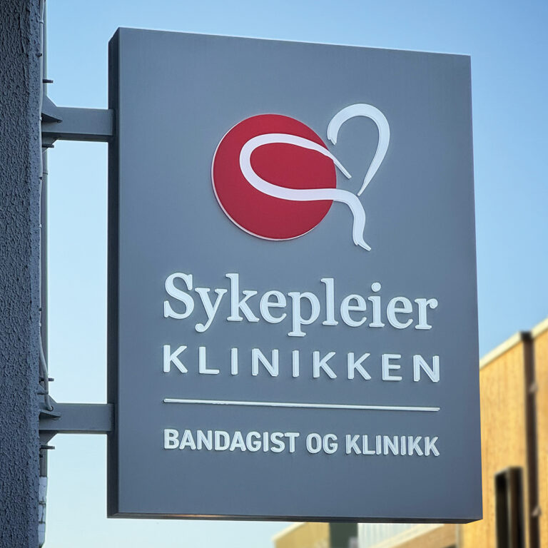 Nærbilde av LED fasadeskilt for Sykepleierklinikken - uthengsskilt