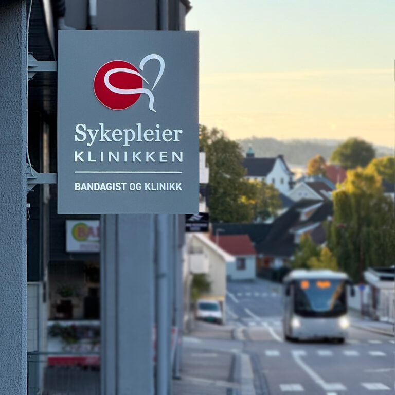 LED uthengsskilt ved trafikkert vei i Larvik for Sykepleierklinikken