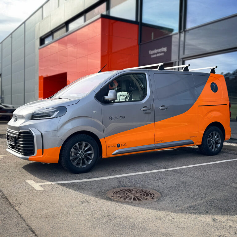 Grå Toyota varebil halvfoliert med oransje bilfolie og logo for Telerør