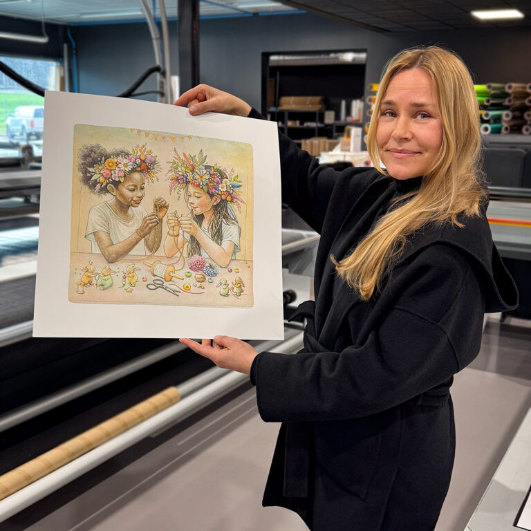 Kunstner Therese Vadem som viser frem et digitaltrykk av sitt maleri