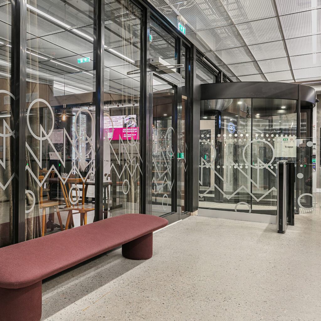 utskåret frostet folie på glass utvendig og ved inngangsrondell hos Høyskolen i Kristiania