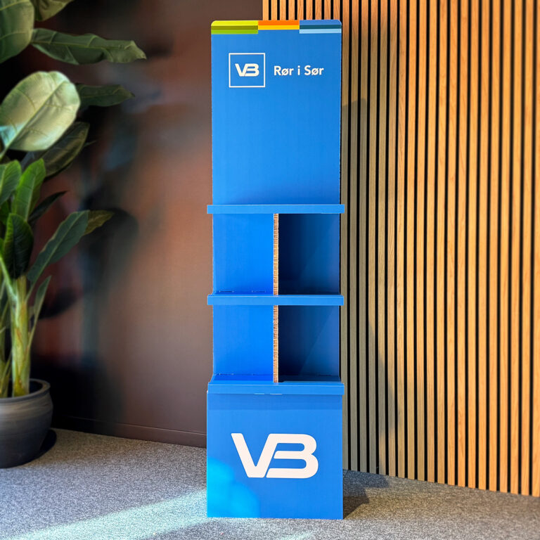 Display-/messestativ i ReBoard materiale med trykk. Blå med logo - Varme & Bad, Rør i Sør.