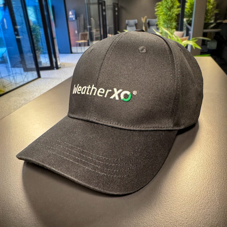 Sort caps Flexfit med brodert logo Weather XO - for Fritzøe Engros