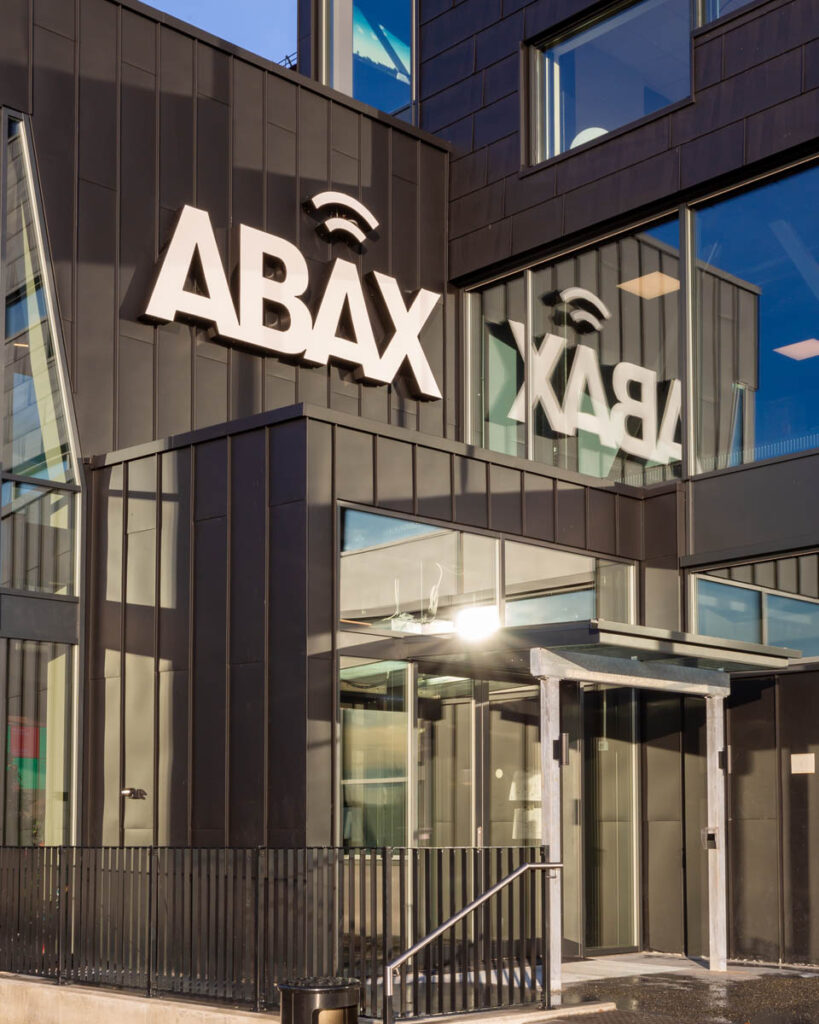 Nærbilde inngangsparti Abax med lysskilt, Hammerdalen 2019