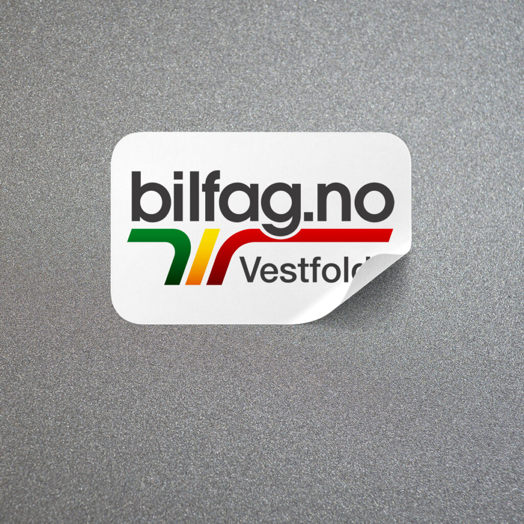 Hvitt klistremerke med farget logo for Bilfag Vestfold