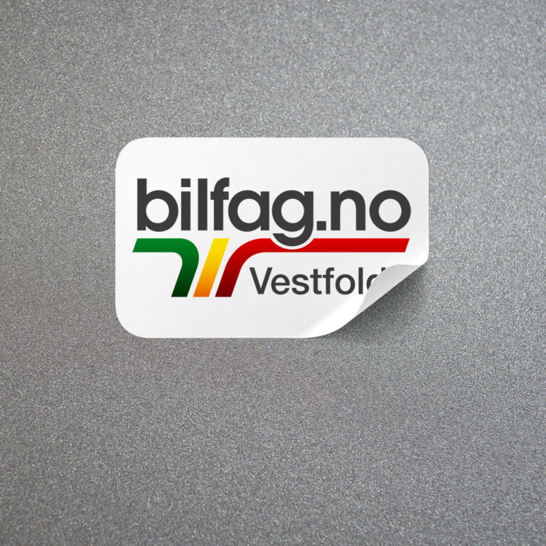 Hvitt klistremerke med farget logo for Bilfag Vestfold