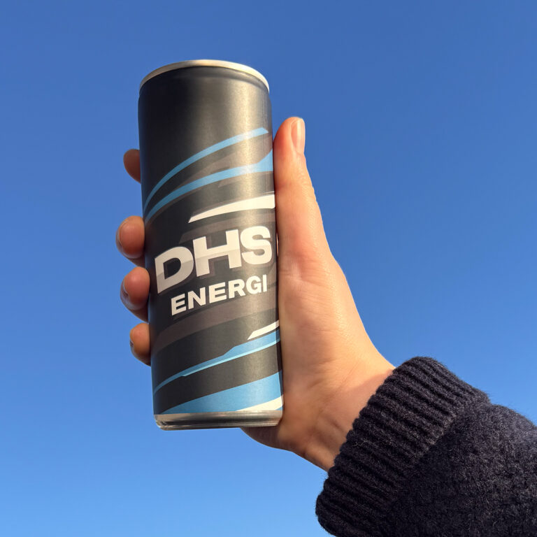 Hånd som holder en profilert energidrikk med logo - DHS Energi