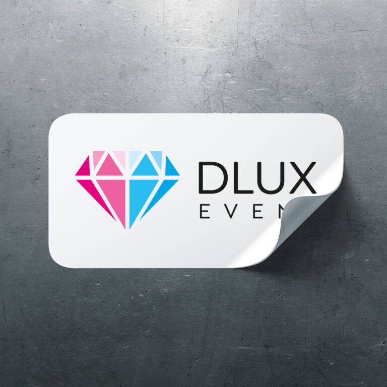Hvitt klistremerke på stålbakgrunn med logo for Dlux Event