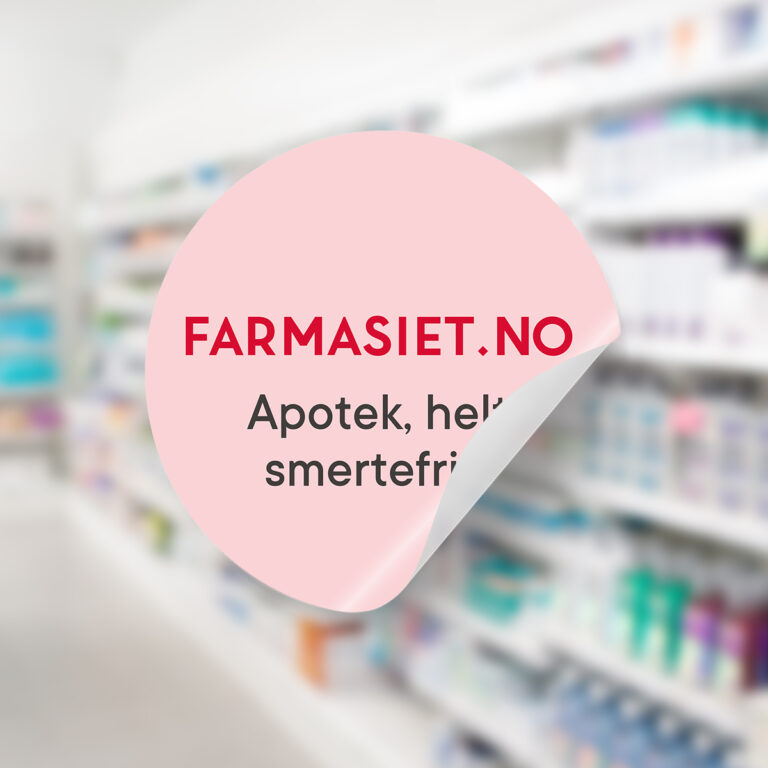 Mockup av rosa klistremerke med teksten Farmasiet.no. I bakgrunnen skimter man butikkhyller