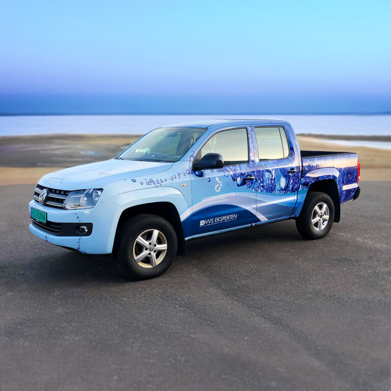 Volkswagen Amarok pickup helfoliert i blått med vanndråper og logo for Gustavsen VVS