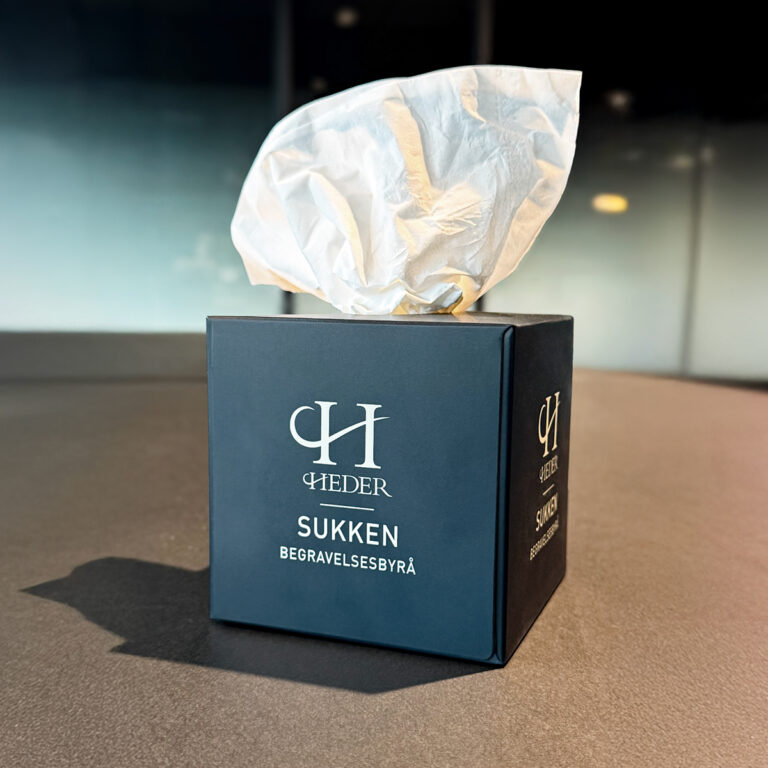 Profilert sort boks med tørkepapir for Heder - Sukken Begravelsesbyrå