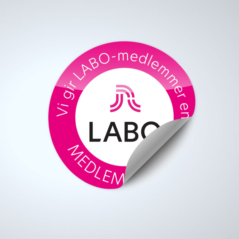 Klistremerke på grå bakgrunn. Rosa og hvitt klistremerke med Labo logo. For Larvik Boligbyggerlag