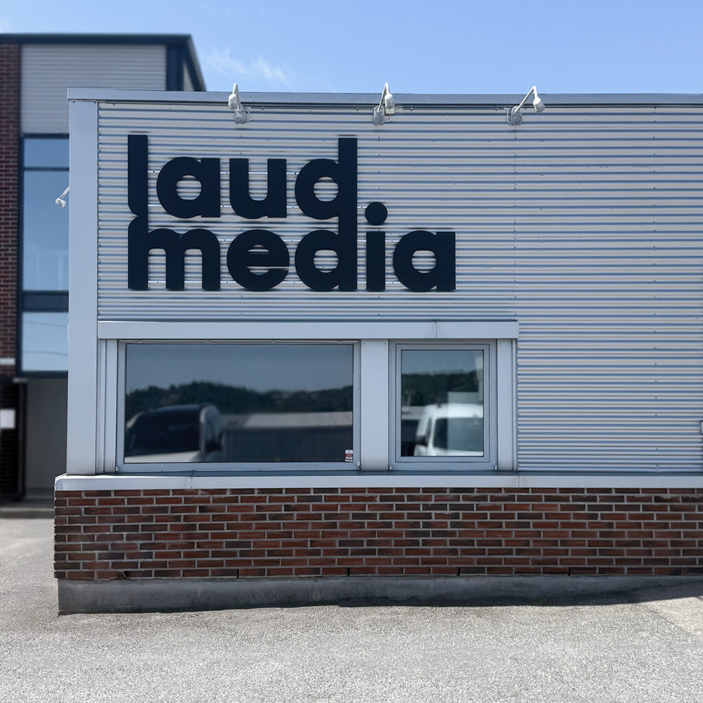 Fasadeskilt på næringsbygg i sort utfrest Forex - Laud Media