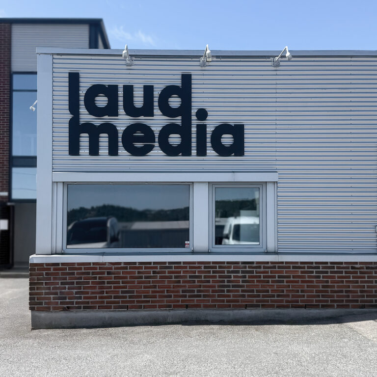 Fasadeskilt på næringsbygg i sort utfrest Forex - Laud Media