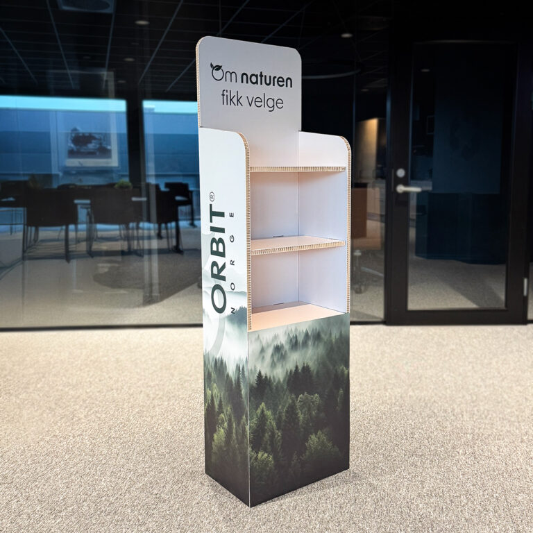 Gulvstativ, displaystativ i ReBoard med tre hyller og fullfarget trykk rundt. Motiv tåkelagt skog med Orbit Norge logo