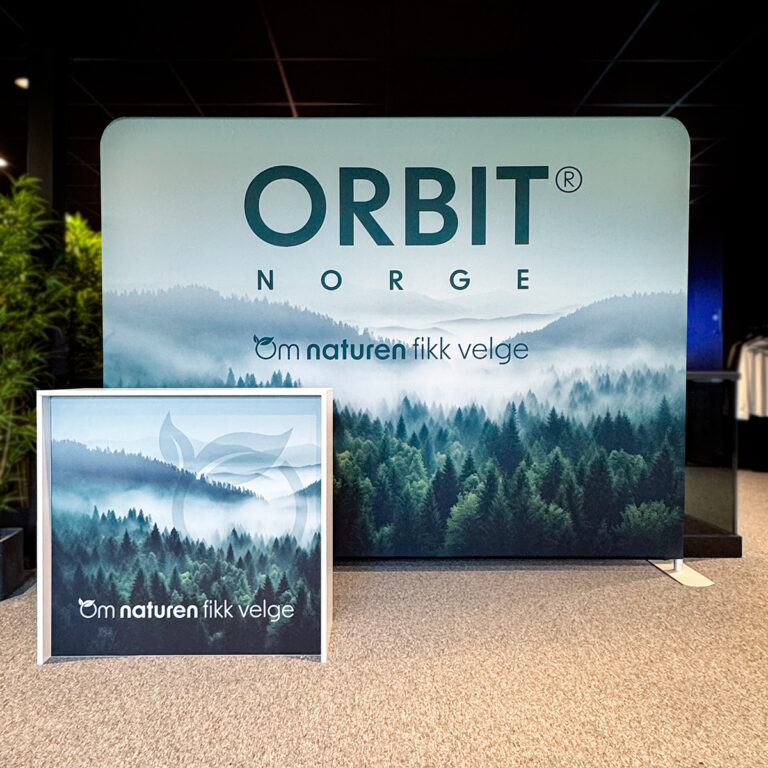 Messevegg 3x2m og messebord. Begge med trykk - motiv tåkelagt skog og logo Orbit Norge